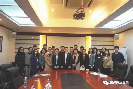 正睿企業(yè)管理研究院專家涂亞清老師與博奧展覽管理團隊合影 正睿企業(yè)管理研究院專家涂亞清老師與博奧展覽管理團隊合影