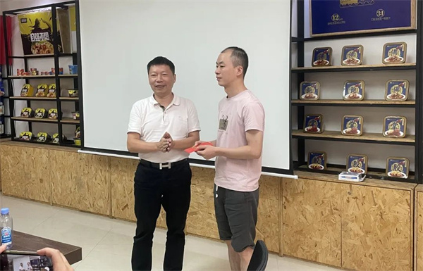 漁家翁總經(jīng)理(左)為優(yōu)秀團隊頒獎 漁家翁總經(jīng)理(左)為優(yōu)秀團隊頒獎