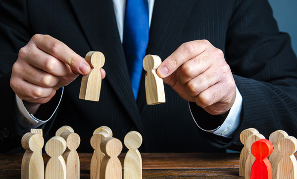 如何根據(jù)行業(yè)和市場狀況進(jìn)行薪酬調(diào)整？