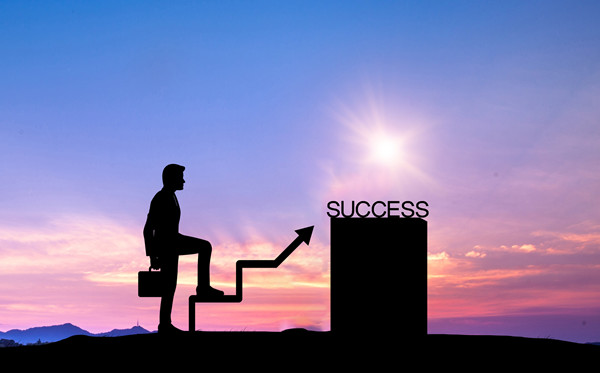 全面評估戰(zhàn)略風險，及時調(diào)整戰(zhàn)略方向