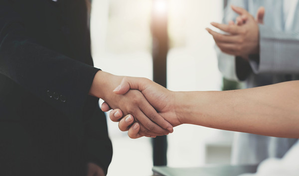 集團(tuán)如何建立和維護(hù)與戰(zhàn)略合作伙伴的關(guān)系？