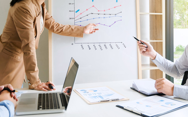 薪酬策略與員工激勵(lì):理論與實(shí)踐的完美結(jié)合 薪酬策略與員工激勵(lì):理論與實(shí)踐的完美結(jié)合