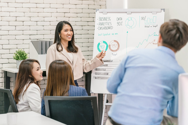 如何建立積極的企業(yè)文化并確保員工參與？