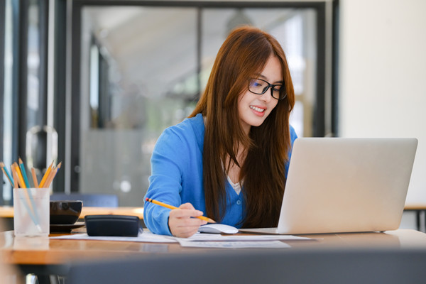 集團(tuán)管控中的財(cái)務(wù)管理：策略、風(fēng)險(xiǎn)與內(nèi)部控制