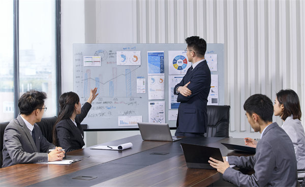 強(qiáng)化集團(tuán)風(fēng)險(xiǎn)防控，確保穩(wěn)健運(yùn)營(yíng)，守護(hù)企業(yè)安全