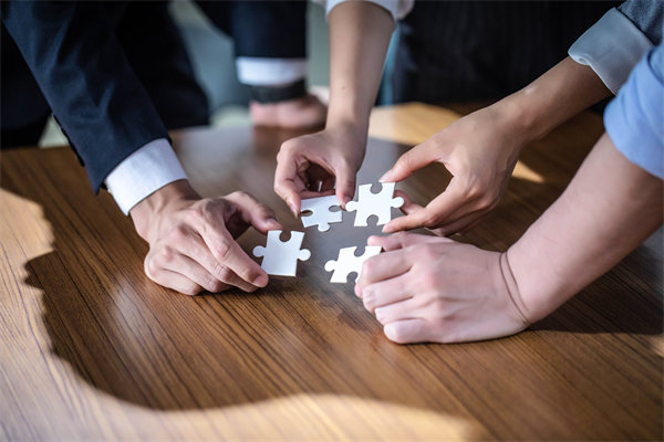 聚焦年度經(jīng)營(yíng)計(jì)劃實(shí)施，強(qiáng)化內(nèi)部管理，提升運(yùn)營(yíng)效率