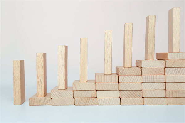 精心制定經(jīng)營(yíng)策略，確保企業(yè)穩(wěn)健發(fā)展，實(shí)現(xiàn)長(zhǎng)期盈利