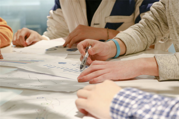 深化員工培訓(xùn)與發(fā)展，提升團(tuán)隊(duì)整體競(jìng)爭(zhēng)力和創(chuàng)新能力