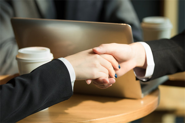 在客戶服務(wù)中如何有效傳遞和強(qiáng)化品牌的核心價值觀？