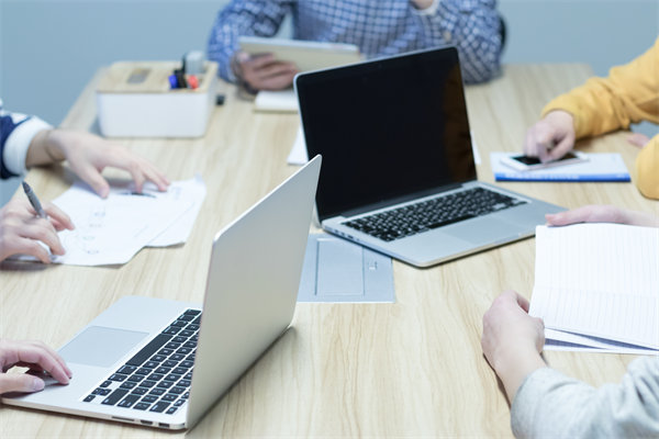 企業(yè)的戰(zhàn)略是精心設(shè)計(jì)的，還是臨機(jī)應(yīng)變的？