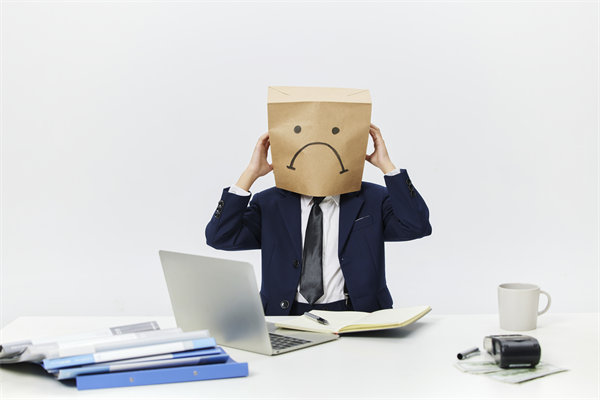 組織變革中，如何管理員工情緒與阻力，確保平穩(wěn)過渡？